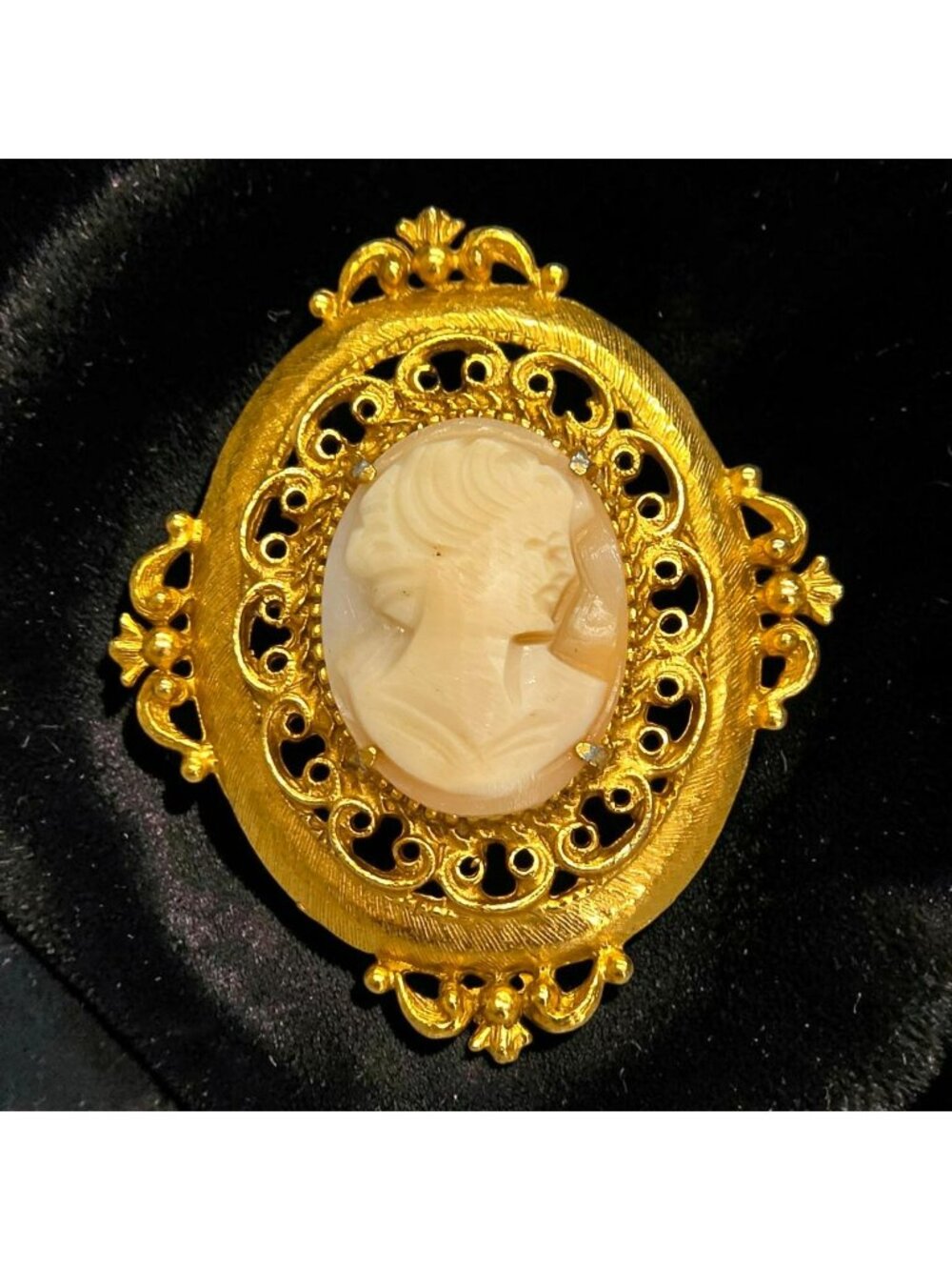 Vintage Florenza Gold-Tone Cameo Brooch Pin Intricate Frame Elegant Victorian